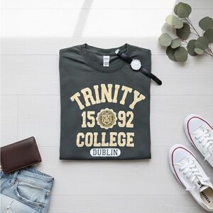 Trinity College Dublin Graphic Tee Shirt XS Relaxed Fit Green